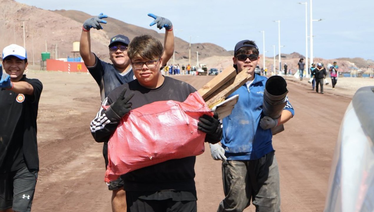 /taltal-jornada-de-limpieza-en-tierra-del-moro-deja-300-kilos-de-residuos