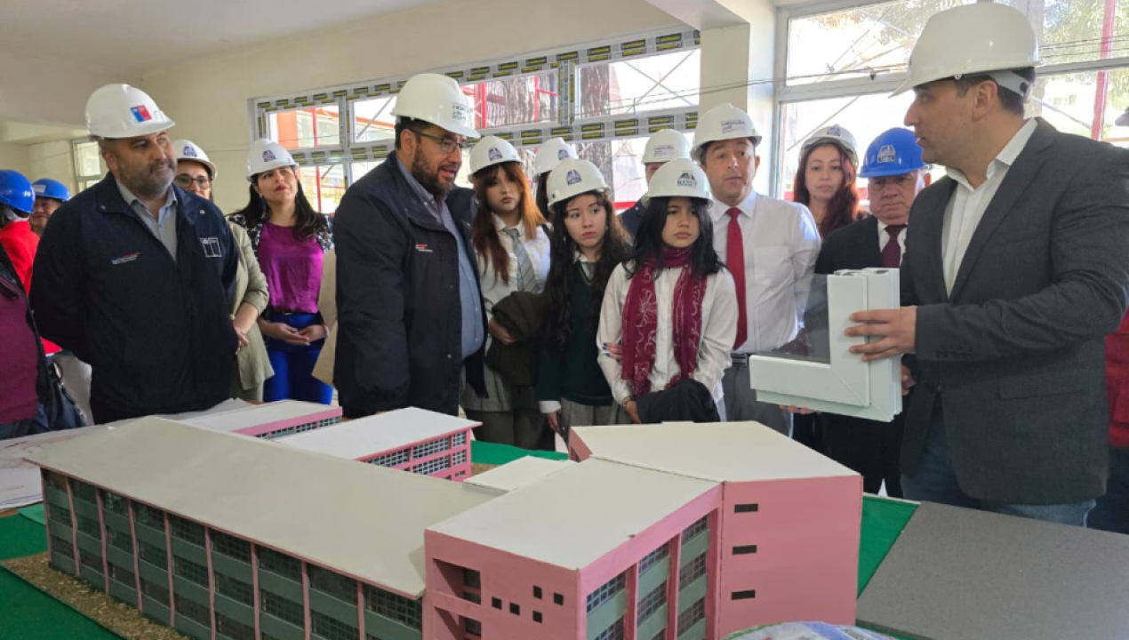 /ministro-de-educacion-visita-avance-de-obras-de-mejoramiento-de-dos