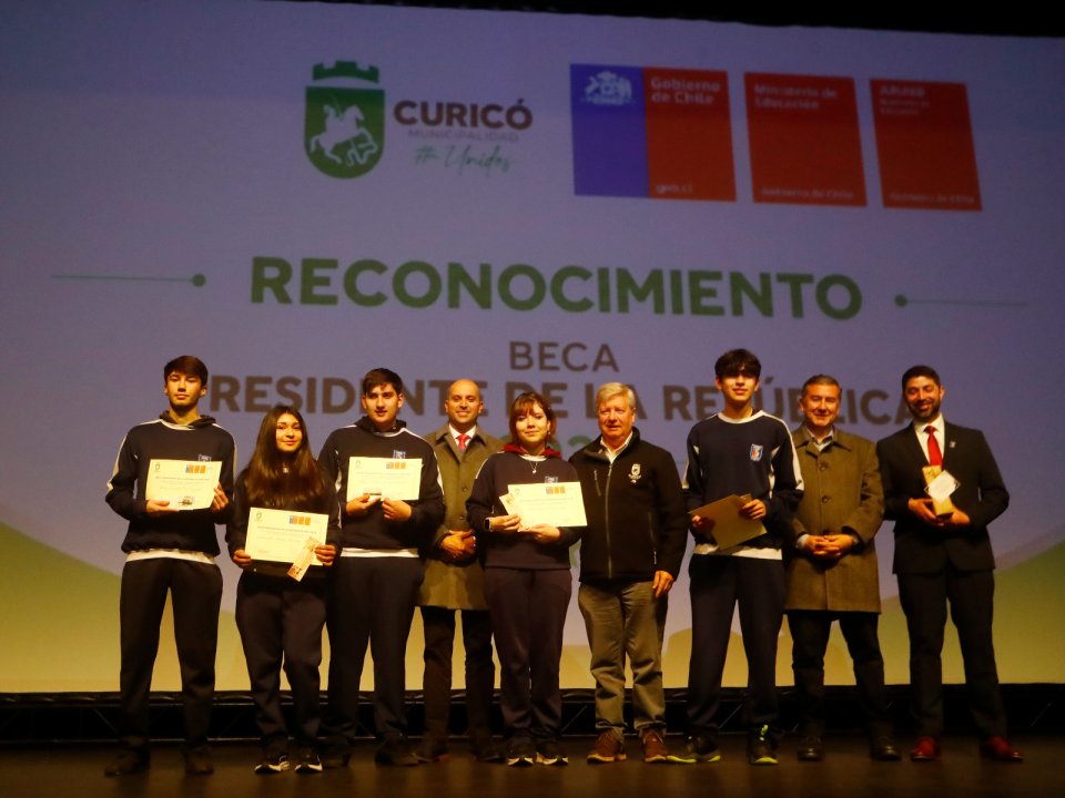 /junaeb-reconoce-a-135-becados-en-curico