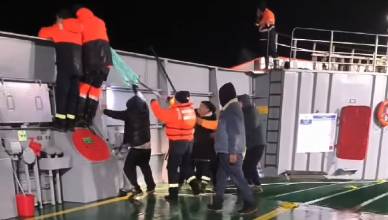 /barcaza-trehuaco-queda-a-la-deriva-frente-a-puelche-24-personas-resultan