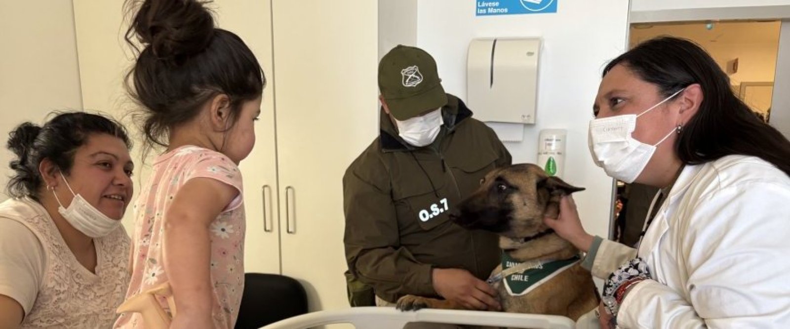 Hospital de Ovalle recibe visita de dupla canina del OS7