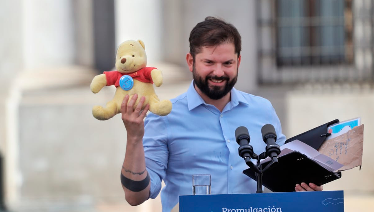 /regalan-peluche-winnie-the-pooh-a-presidente-boric-mando-recadito-a-copano