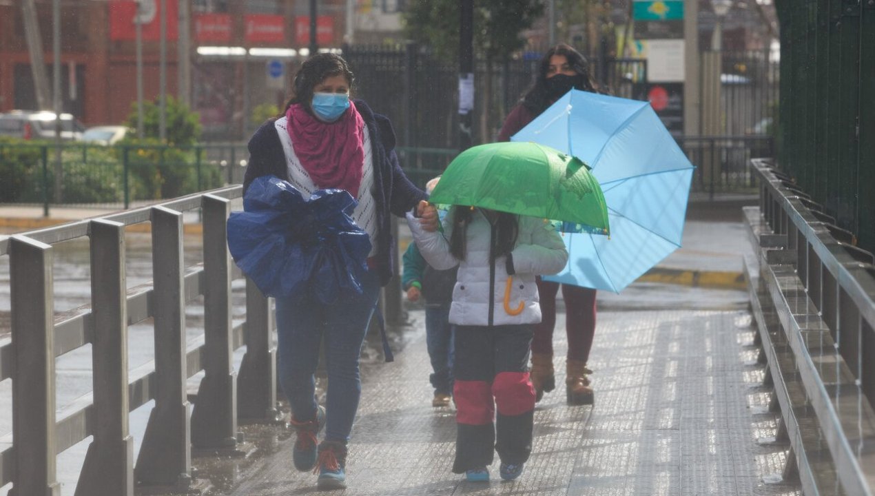 /regionales/region-de-los-rios/lluvias-en-el-sur-suspenden-las-clases-en-region-de-los-rios-producto-de