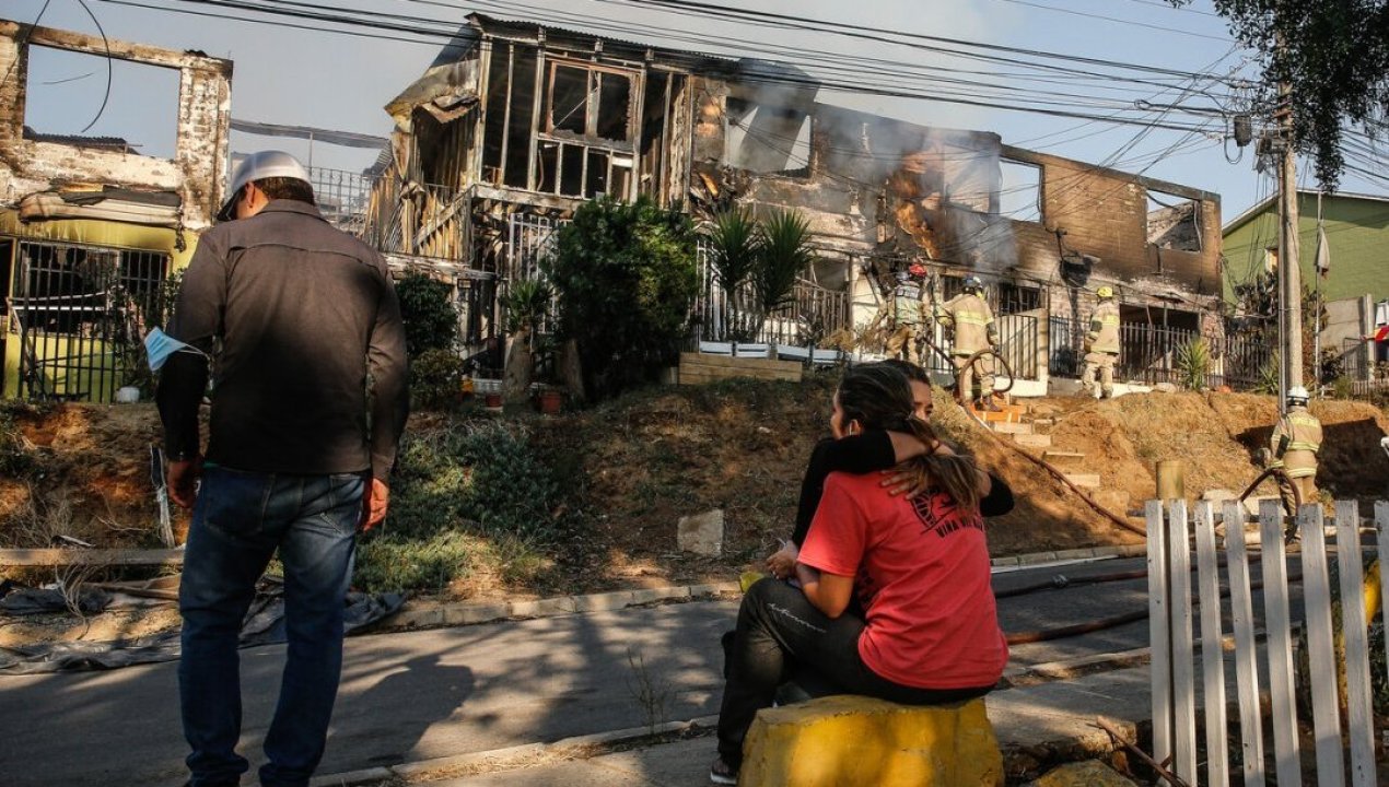 /regionales/region-de-valparaiso/triste-amanecer-en-valparaiso-miles-de-viviendas-quemadas-en-el-olivar-y