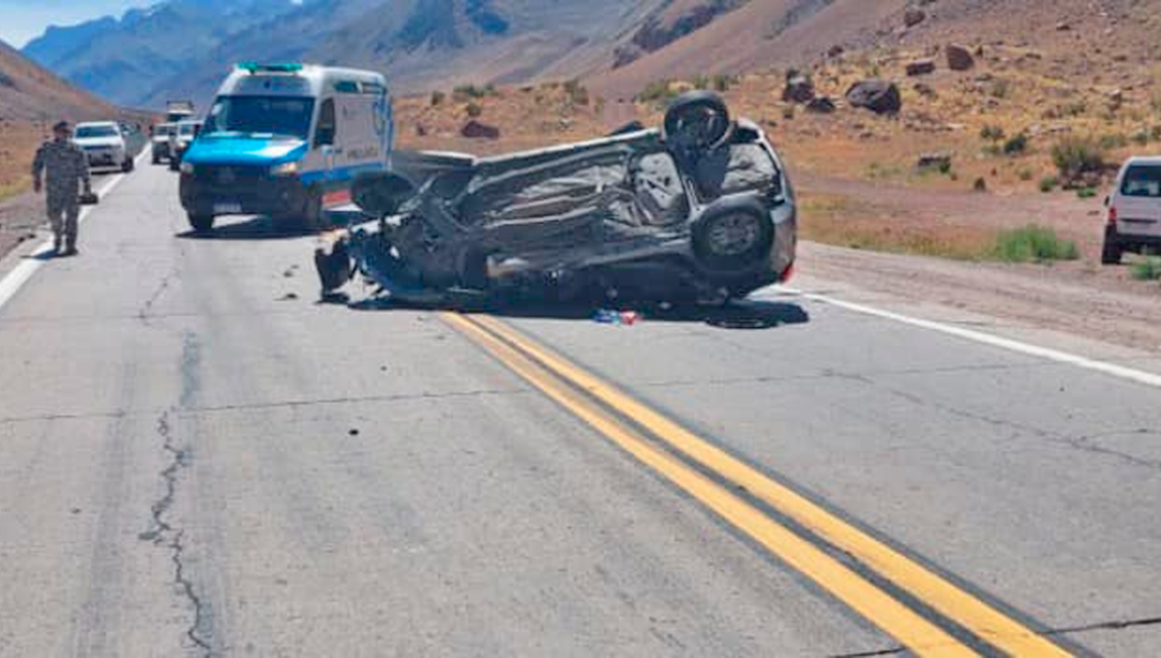 /internacional/america-del-sur/argentina/chilenos-mueren-en-argentina-tras-chocar-y-volcar-en-cercanias-de-paso