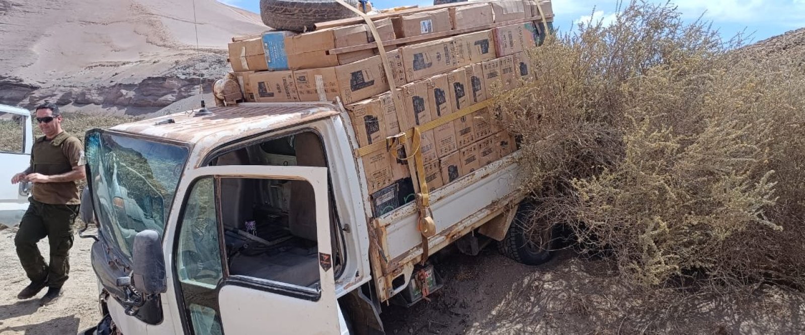 Encuentran acopio clandestino con miles de cajetillas de cigarros en desierto de Atacama