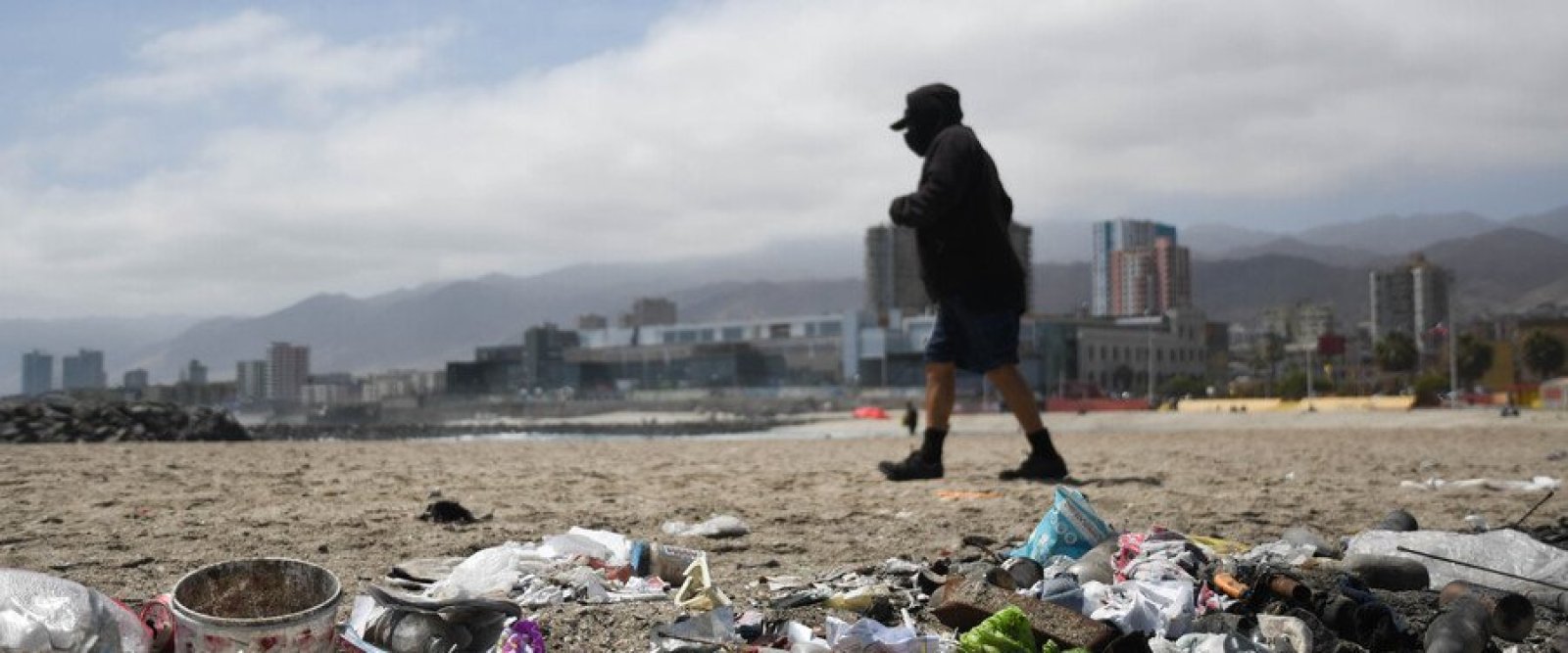 Las colillas, bolsas y los plásticos son los que más se encuentran en playas chilenas pese a prohibiciones