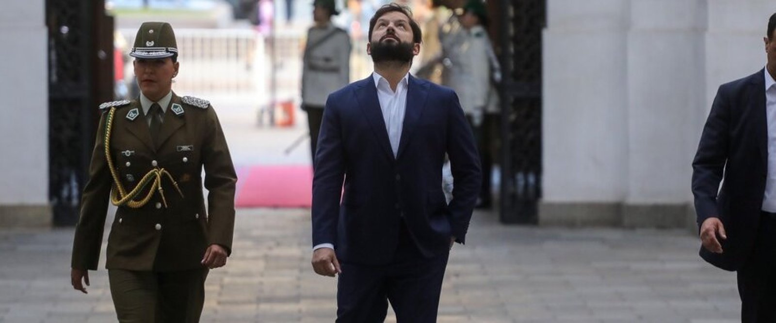 Parlamentarios cuestionan aumento salarial de Boric por cumplimiento de metas