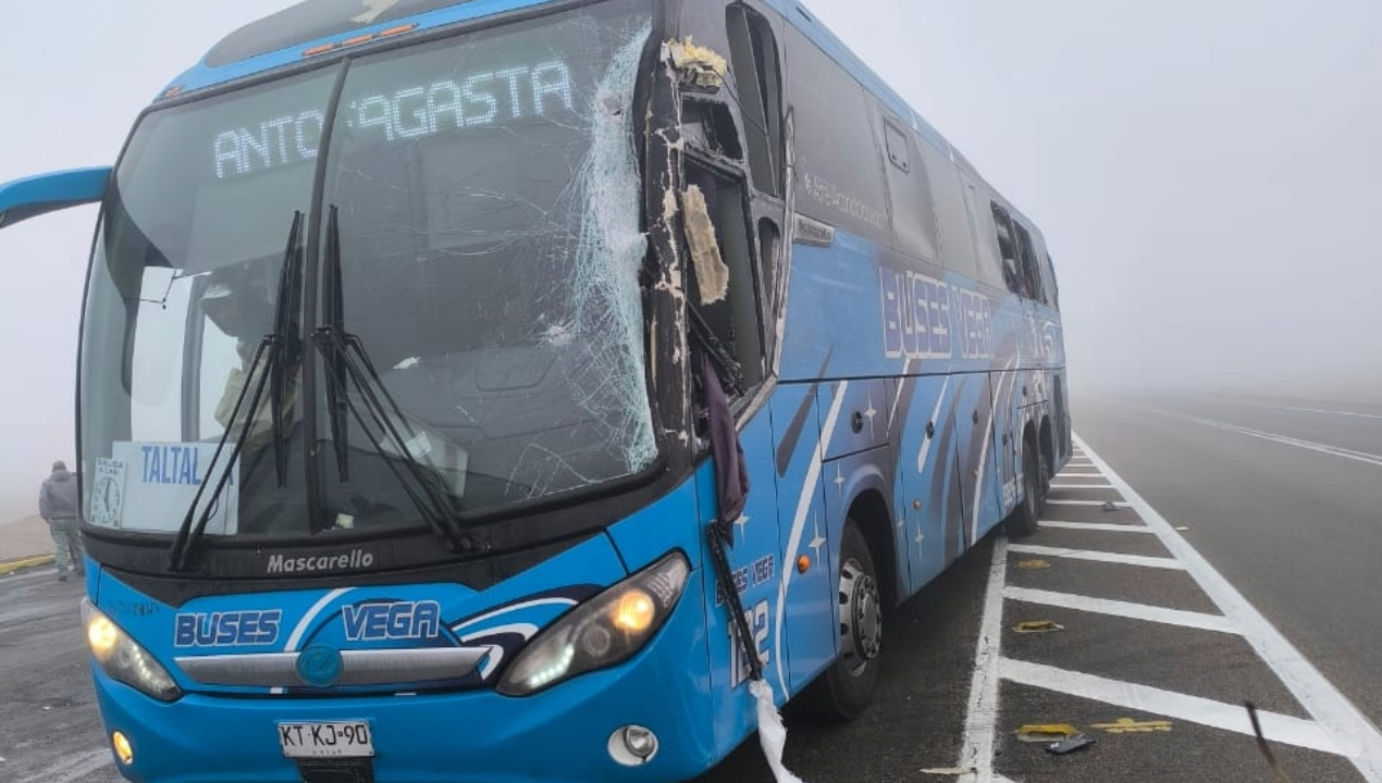 /bus-interurbano-y-camion-colisionan-en-ruta-5-de-antofagasta