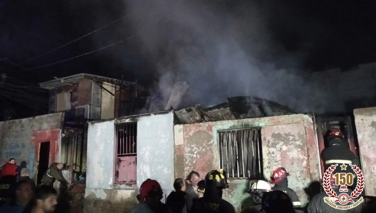 /antofagasta/un-fallecido-y-18-damnificados-tras-incendio-que-afecto-a-cuatro-casas-en